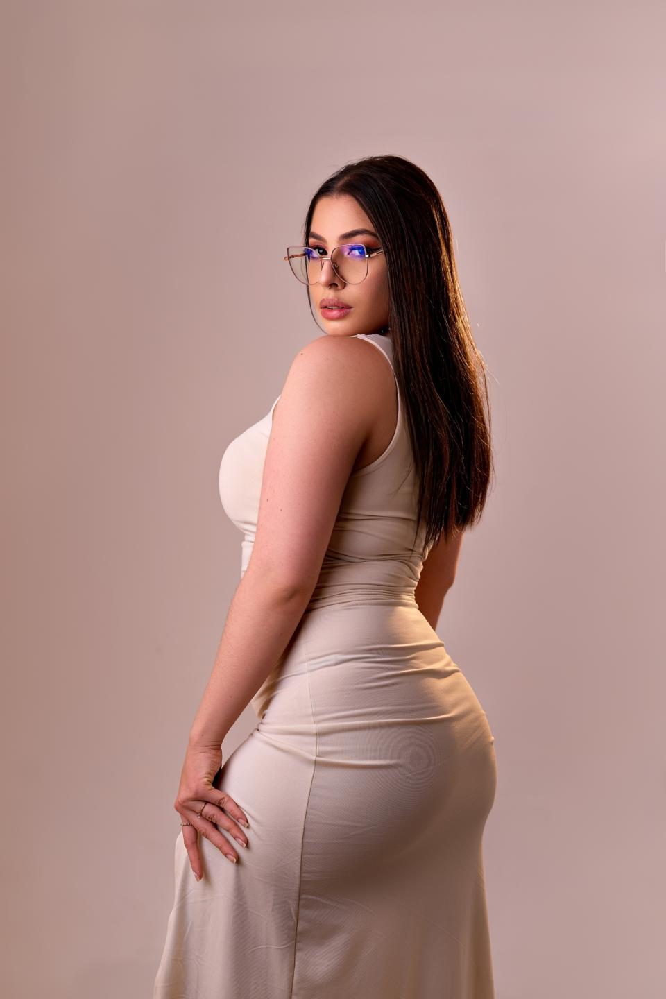 Image of cam model VanessaClose from XloveCam