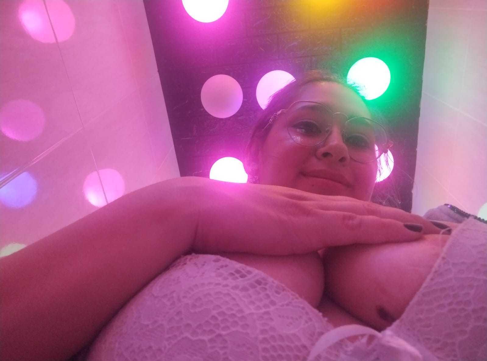 Image of cam model MelodyRosses from XloveCam