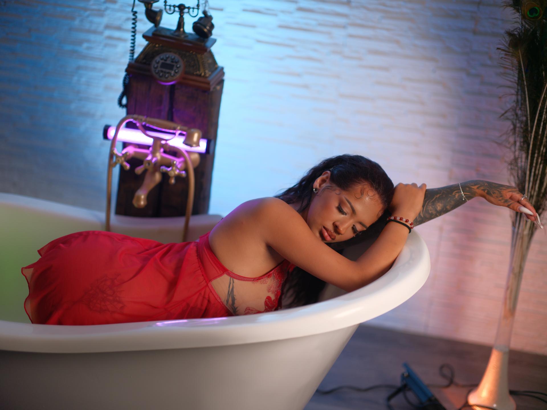 Image of cam model RosaInk from XloveCam