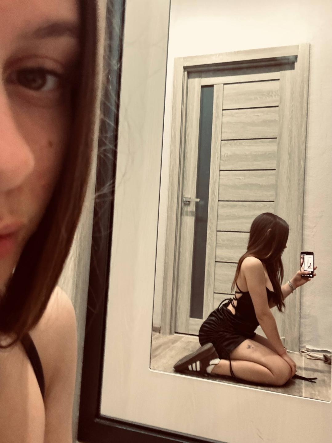 Image of cam model KimberlyZampieri from XloveCam