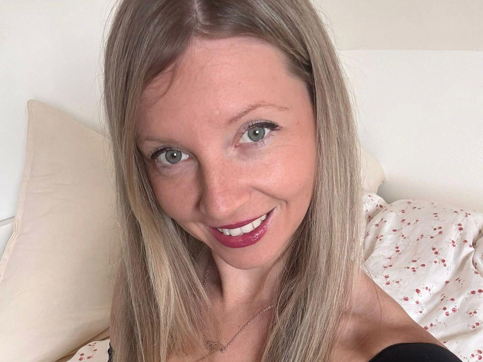 Image of cam model sweet-nina from XloveCam