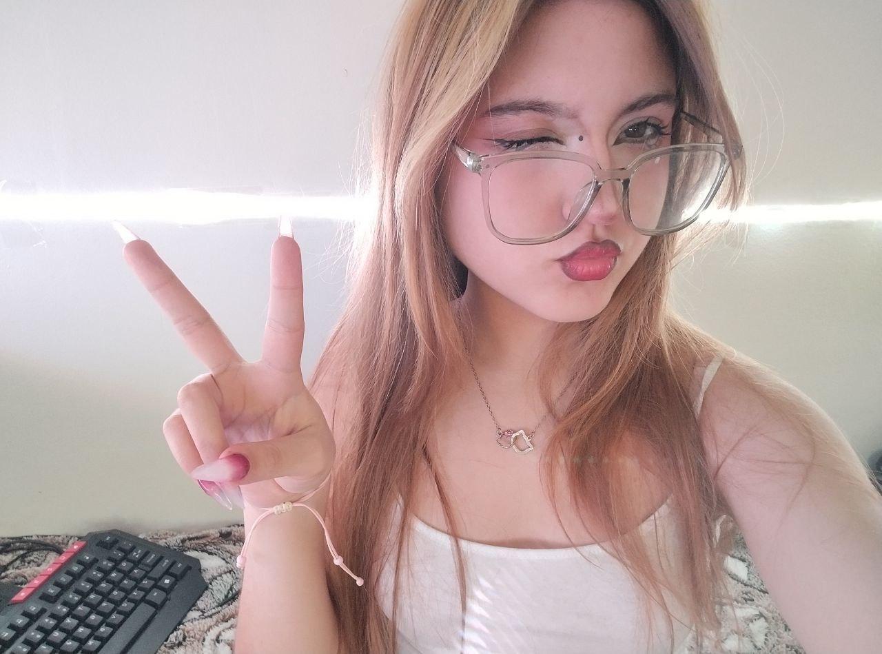 Image of cam model ShainaBallensky from XloveCam