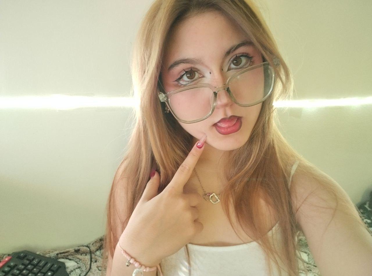 Image of cam model ShainaBallensky from XloveCam