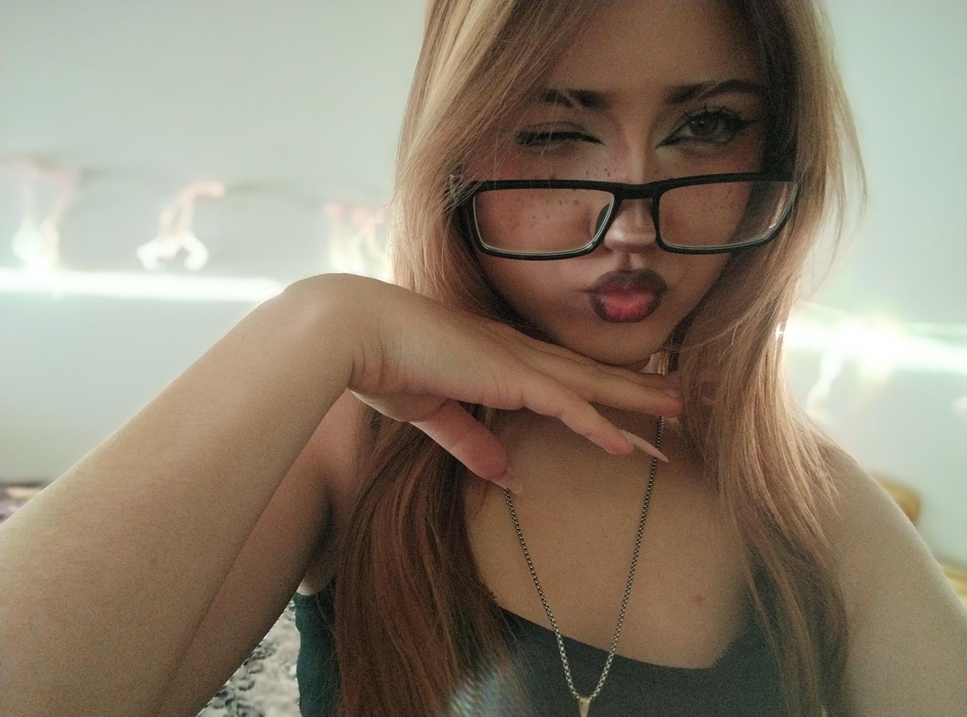 Image of cam model ShainaBallensky from XloveCam