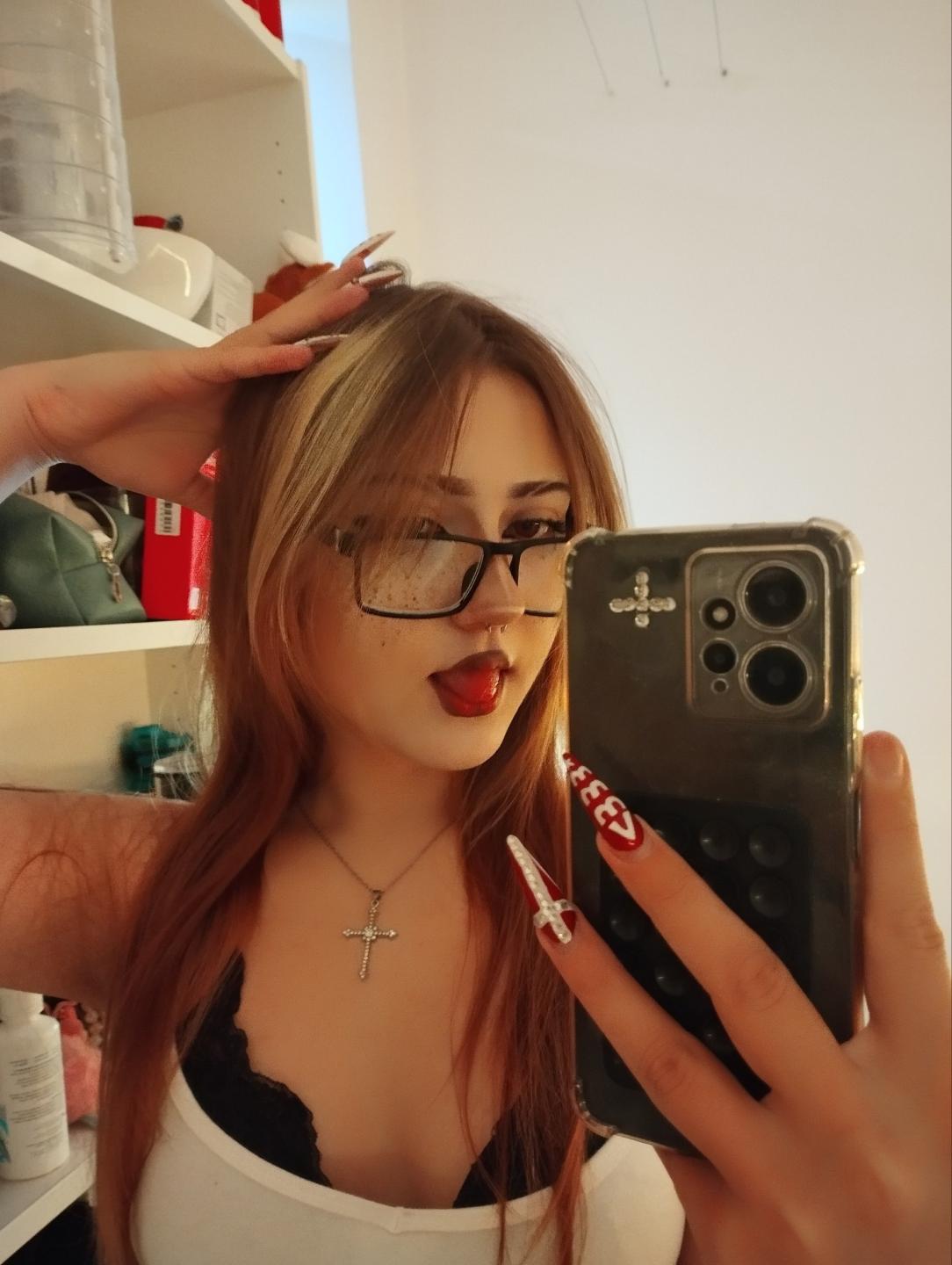 Image of cam model ShainaBallensky from XloveCam