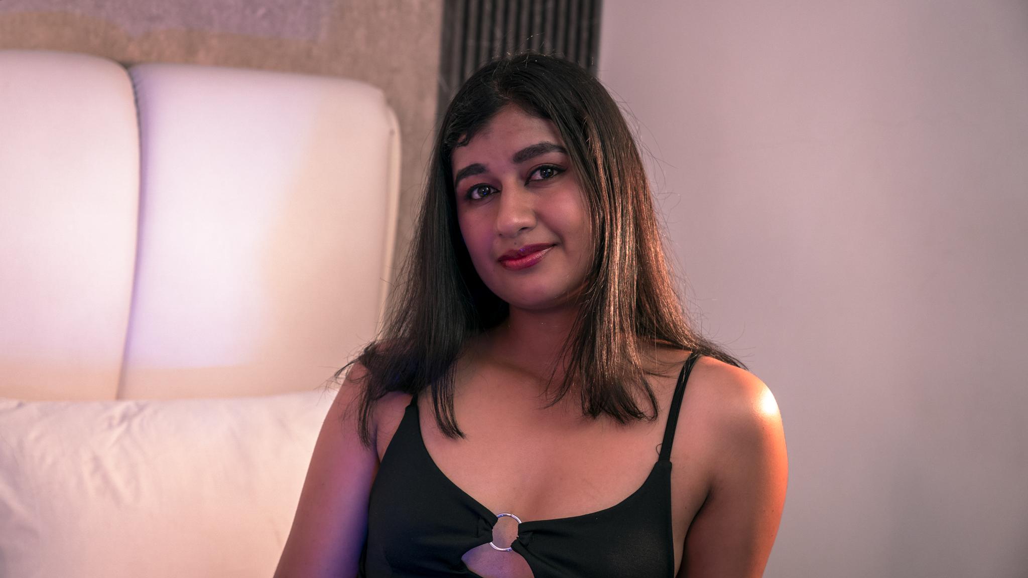 Image of cam model AdaraRivat from XloveCam