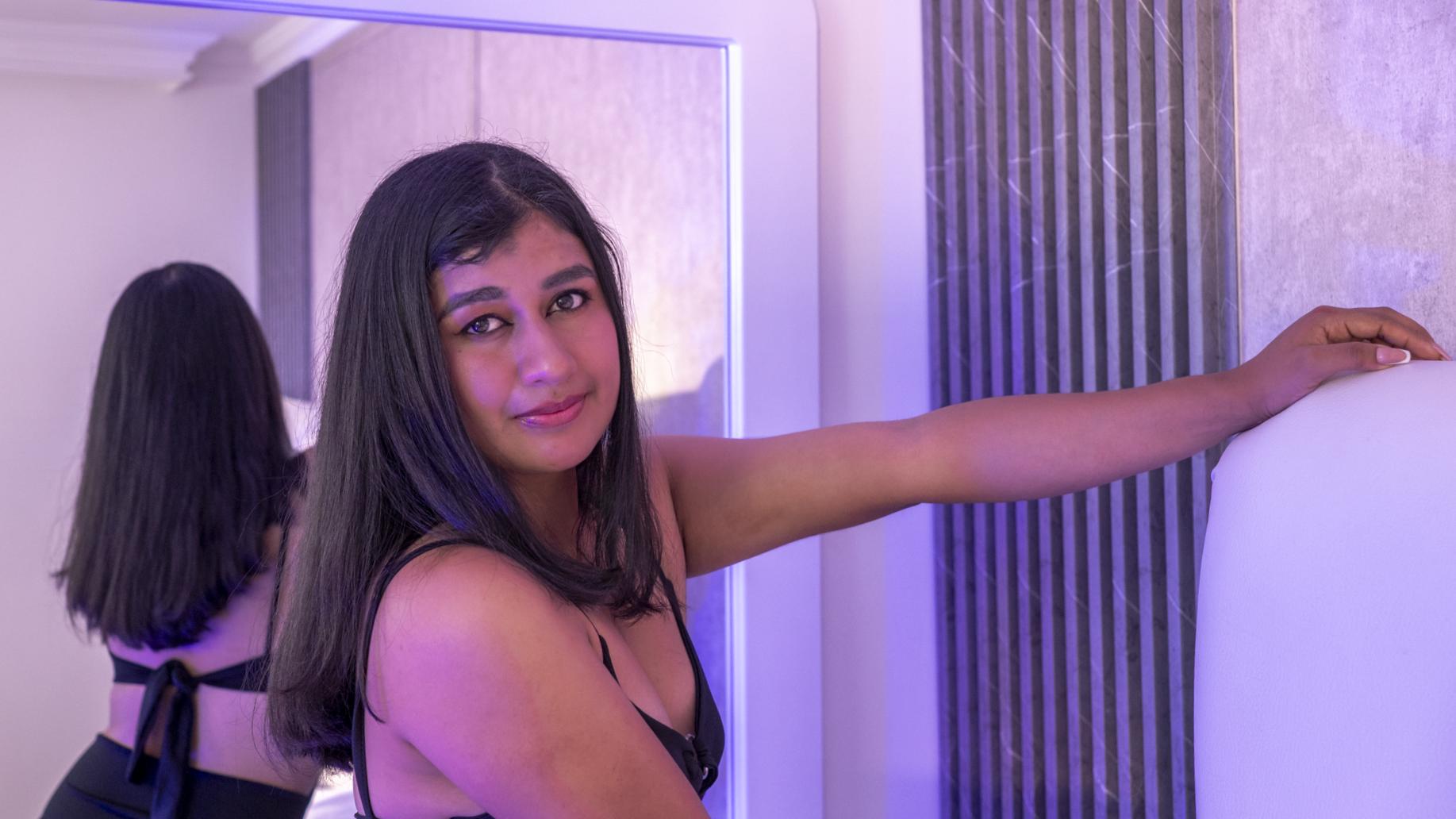Image of cam model AdaraRivat from XloveCam