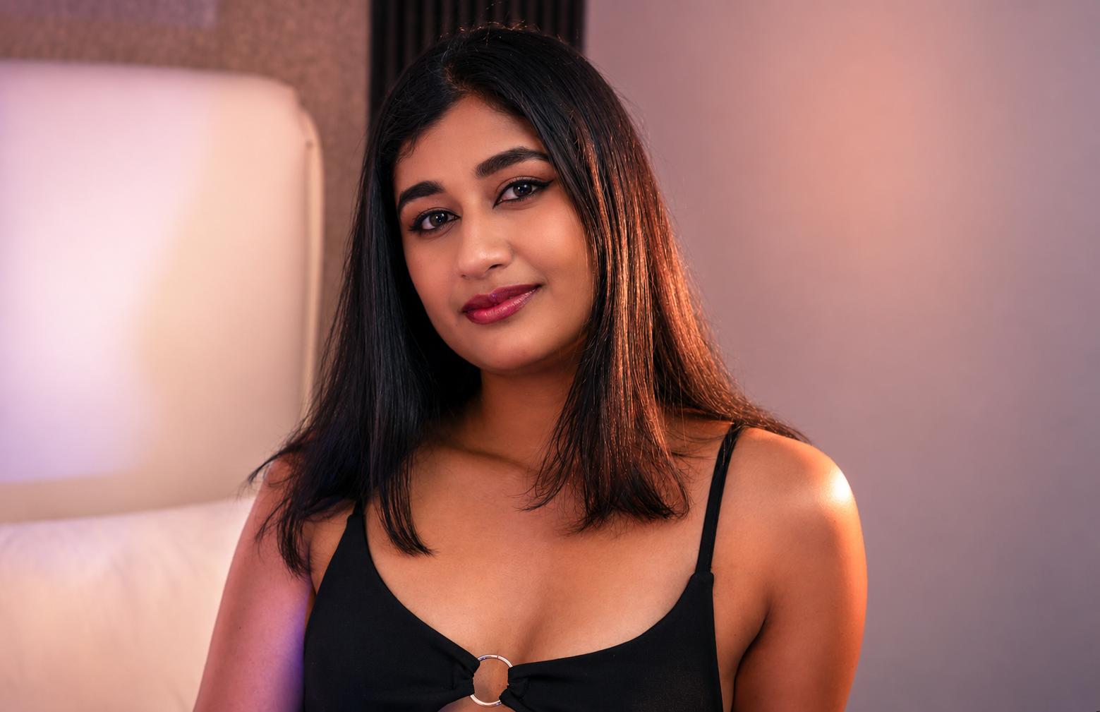Image of cam model AdaraRivat from XloveCam