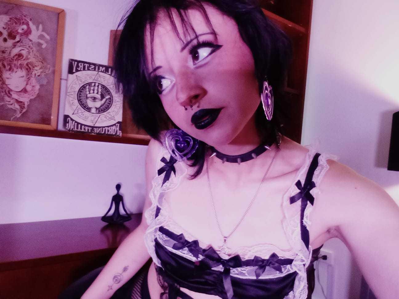 Image of cam model ViolettClay from XloveCam