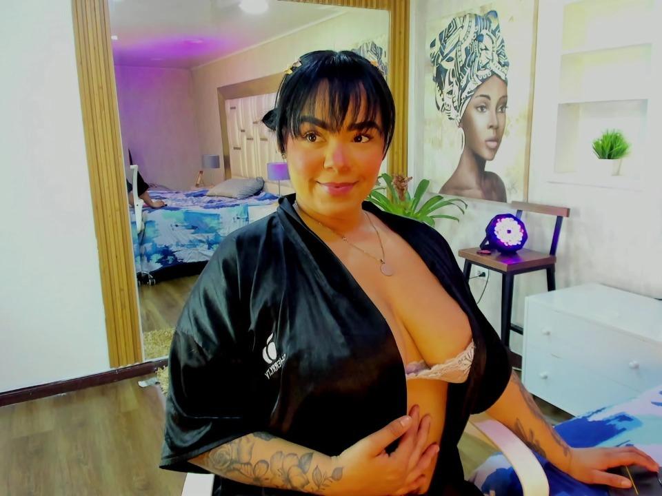 Image of cam model ViviWollds from XloveCam