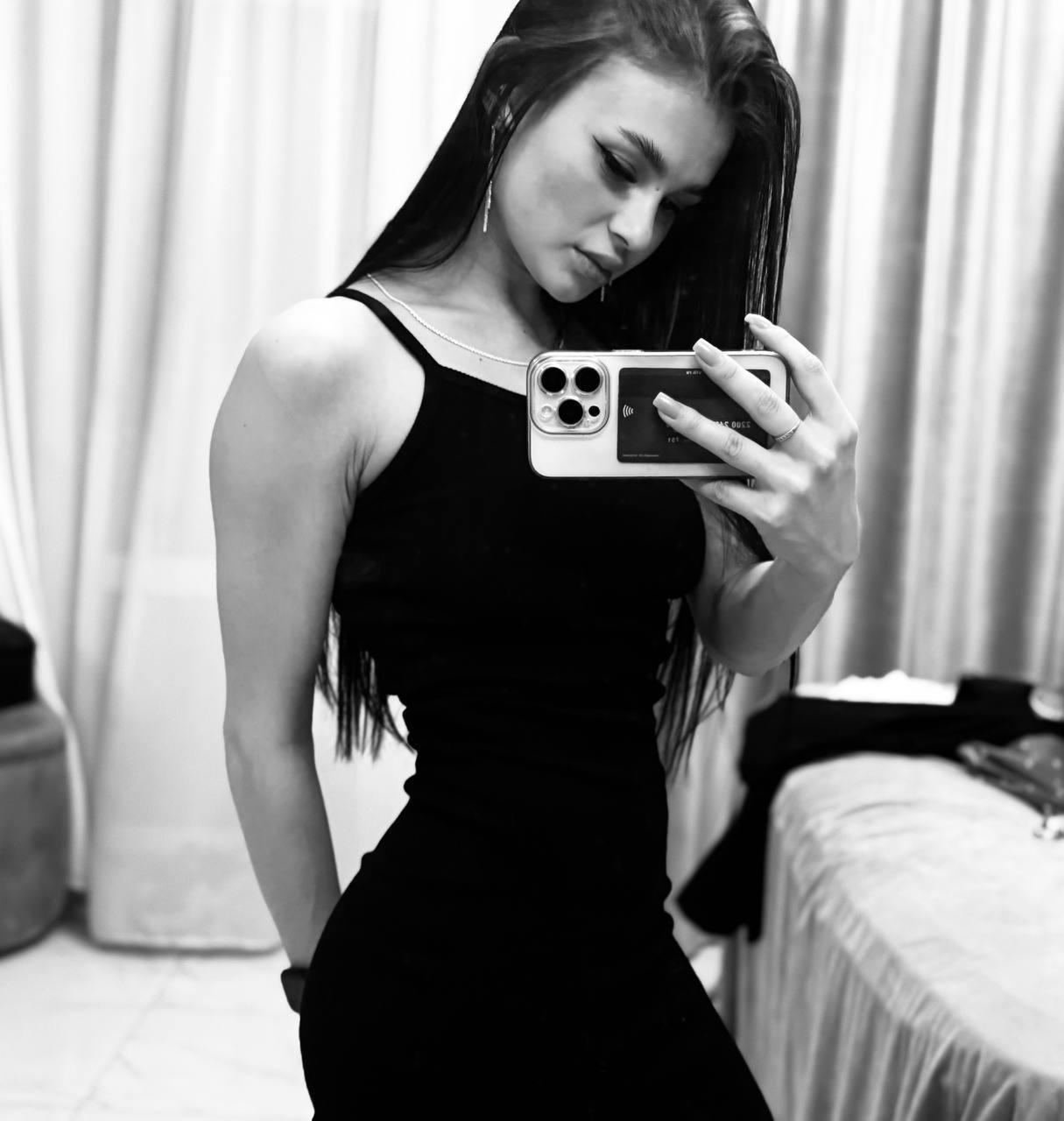 Image of cam model MickieSilkwood from XloveCam