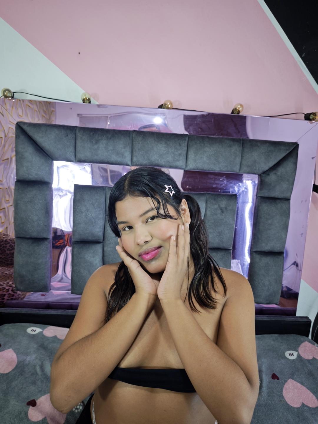 Image of cam model SamanthaRojass from XloveCam