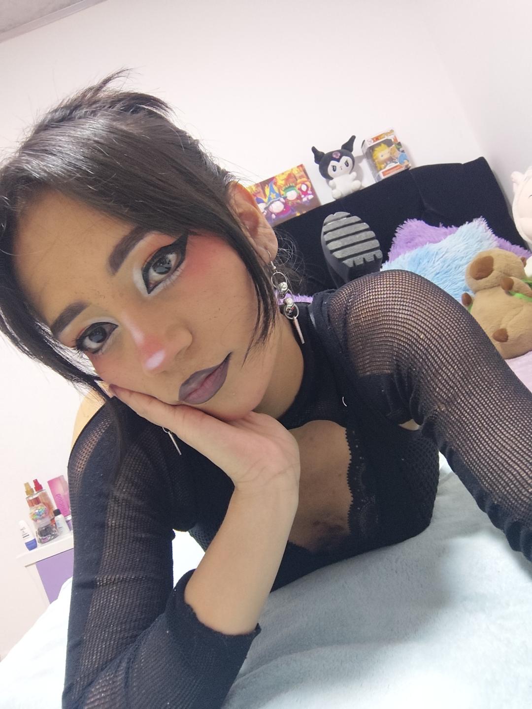 Image of cam model HenutmireRossi from XloveCam