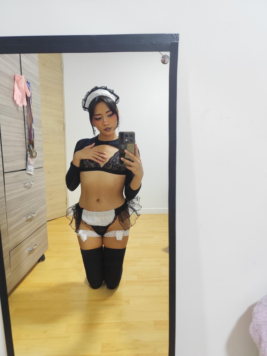 Image of cam model HenutmireRossi from XloveCam