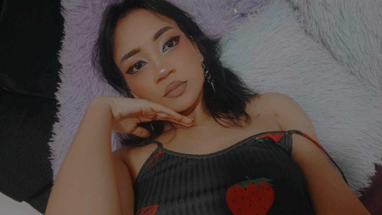 Image of cam model HenutmireRossi from XloveCam