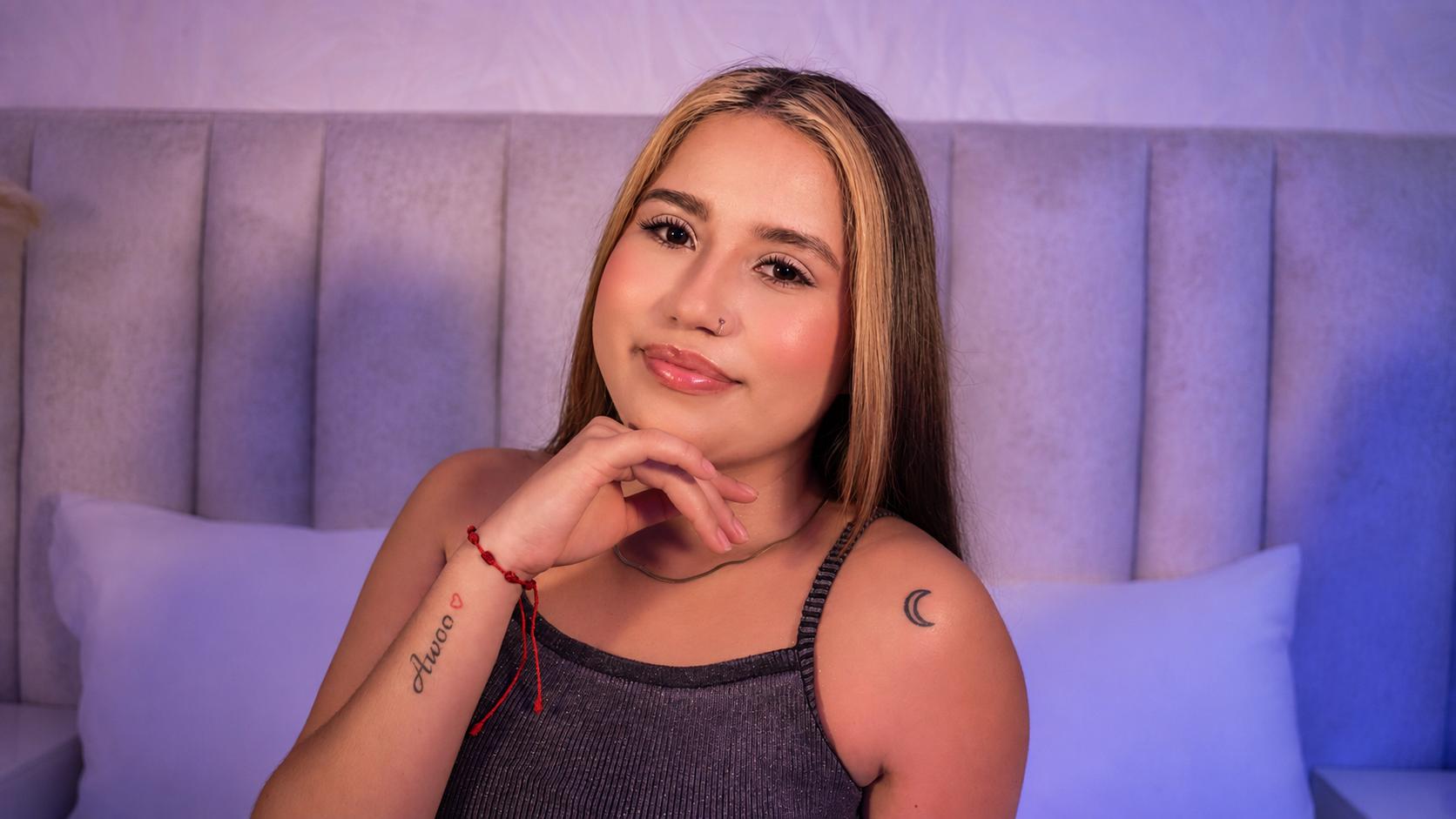Image of cam model AmilyRisso from XloveCam