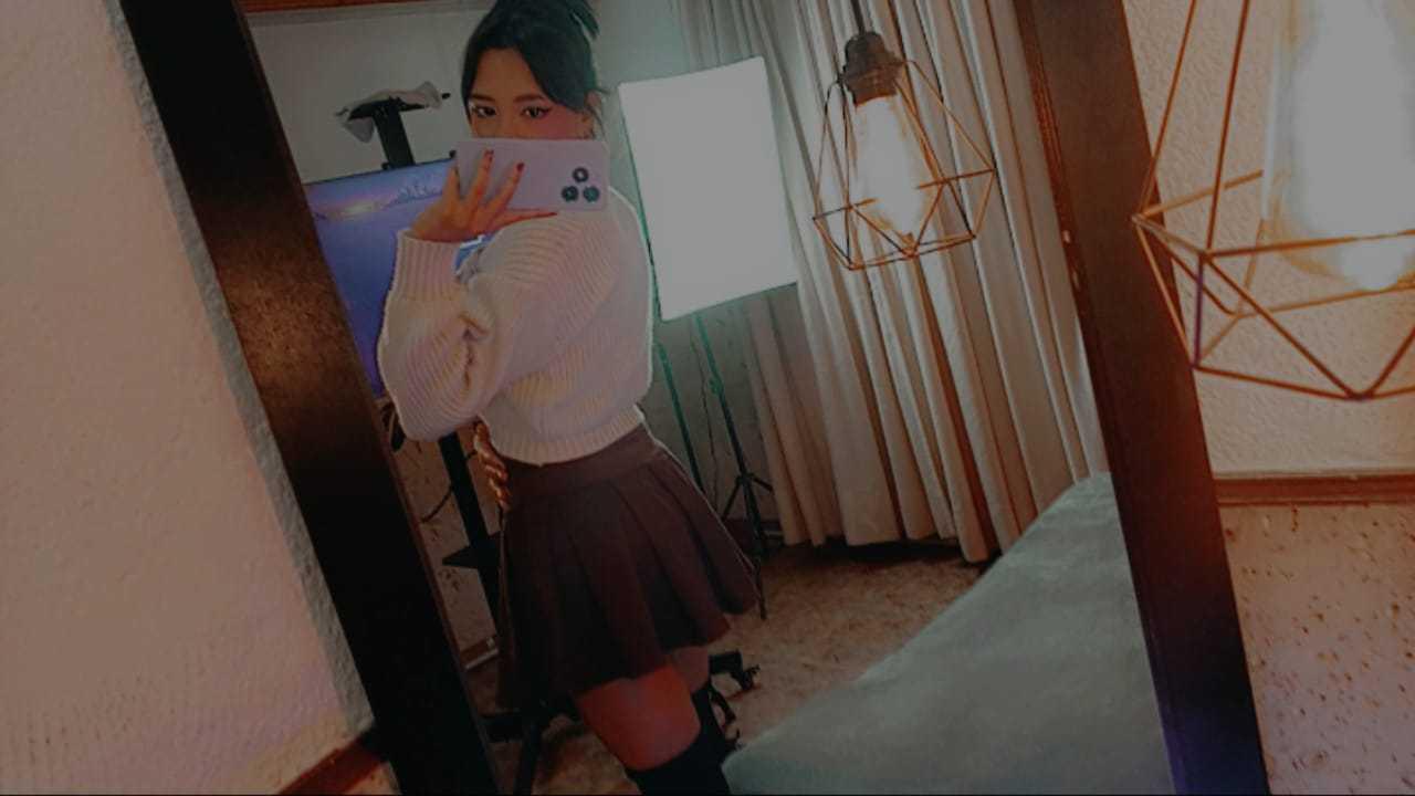Image of cam model HenutmireRossi from XloveCam