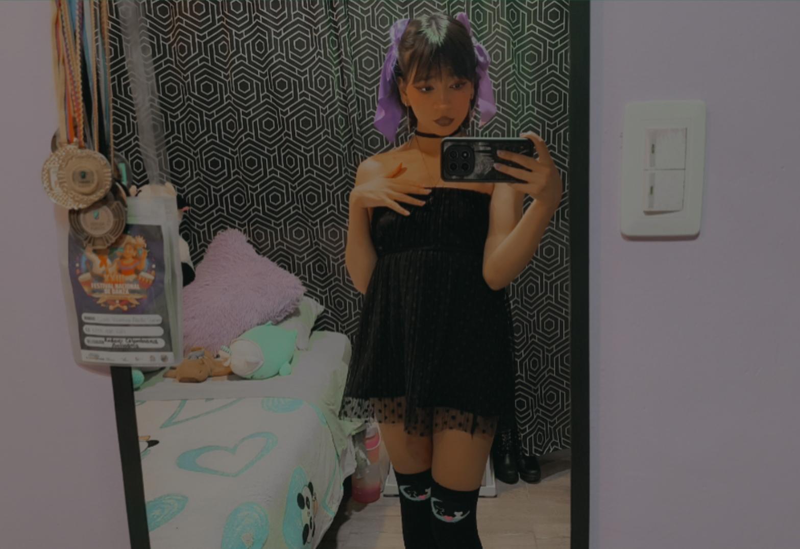 Image of cam model HenutmireRossi from XloveCam