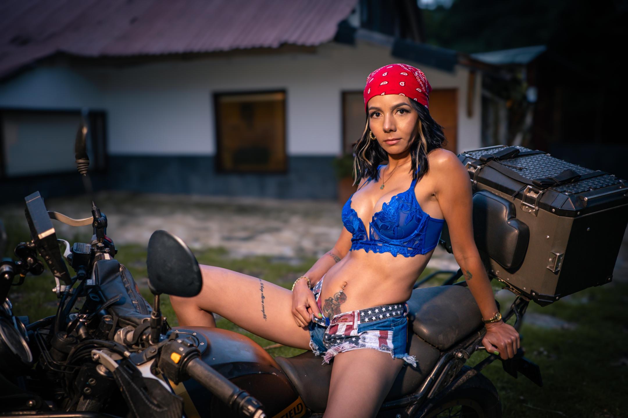 Image of cam model EvelinLuna from XloveCam