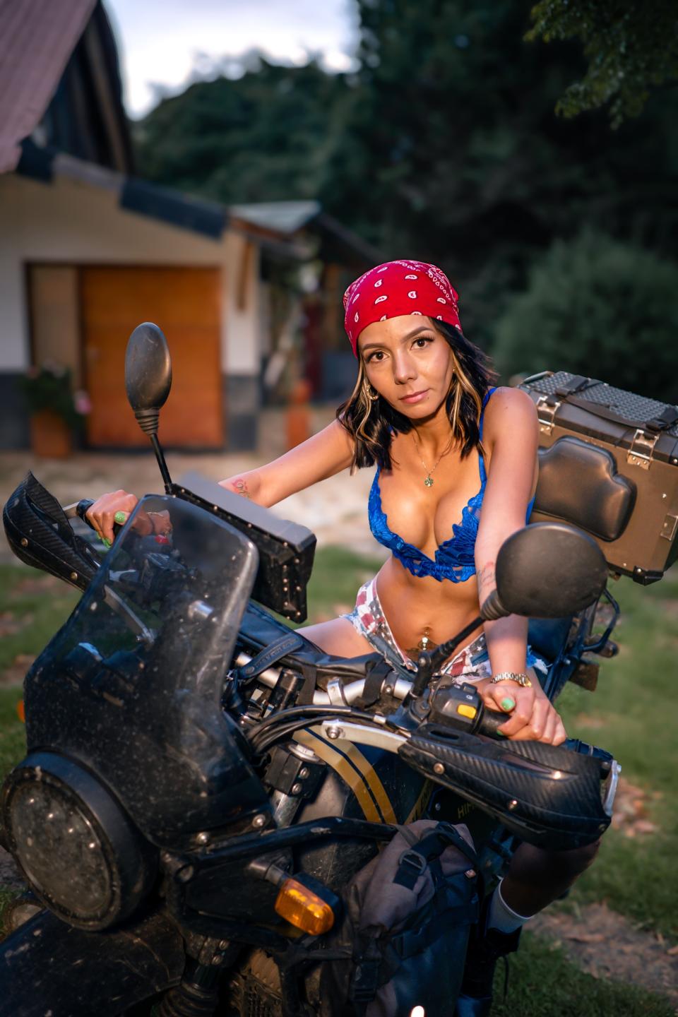 Image of cam model EvelinLuna from XloveCam