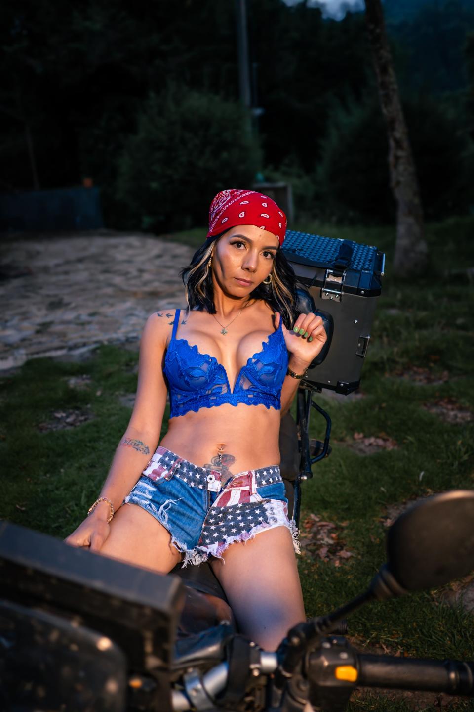 Image of cam model EvelinLuna from XloveCam