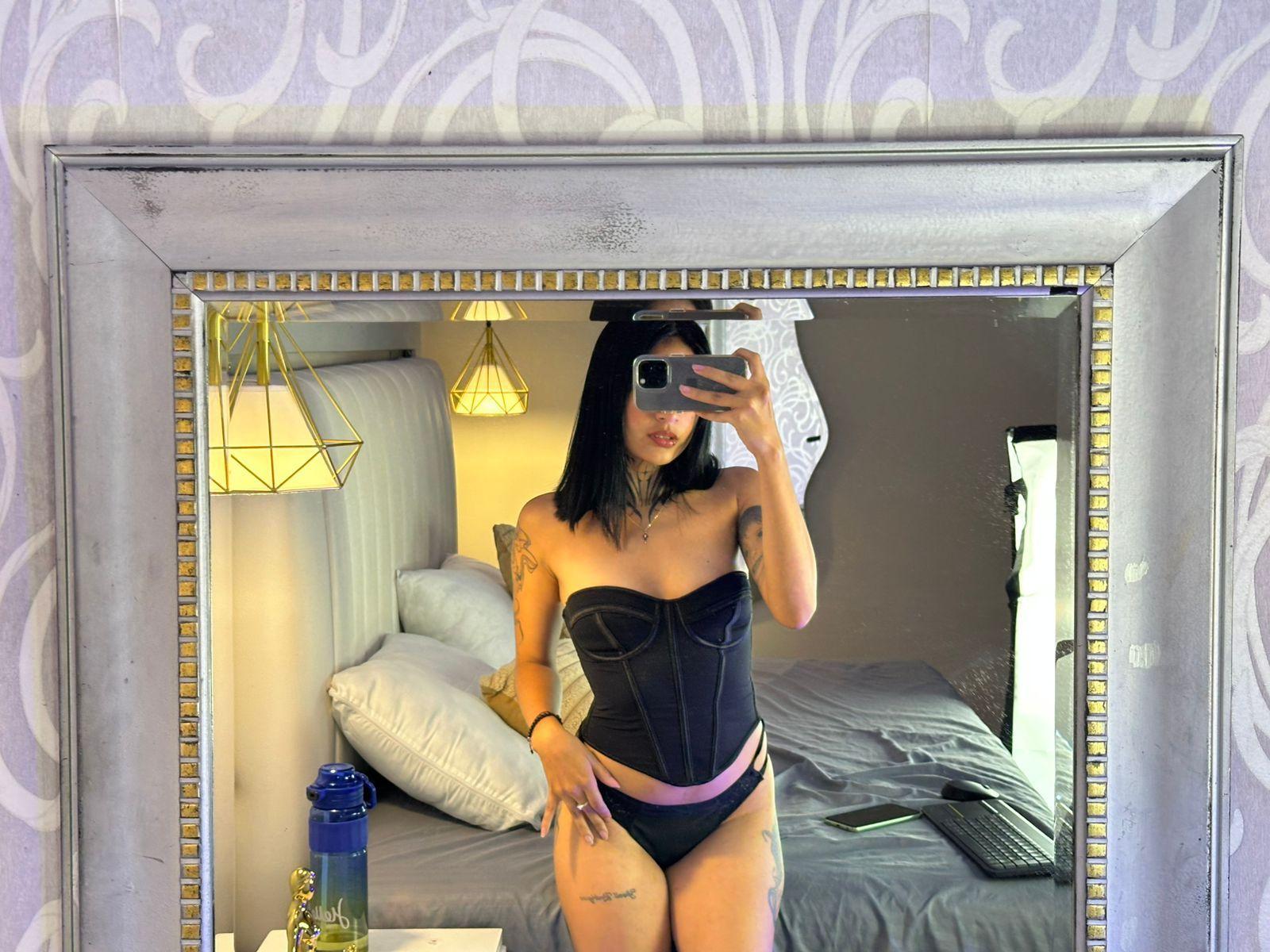 Image of cam model NicolleSweetty from XloveCam