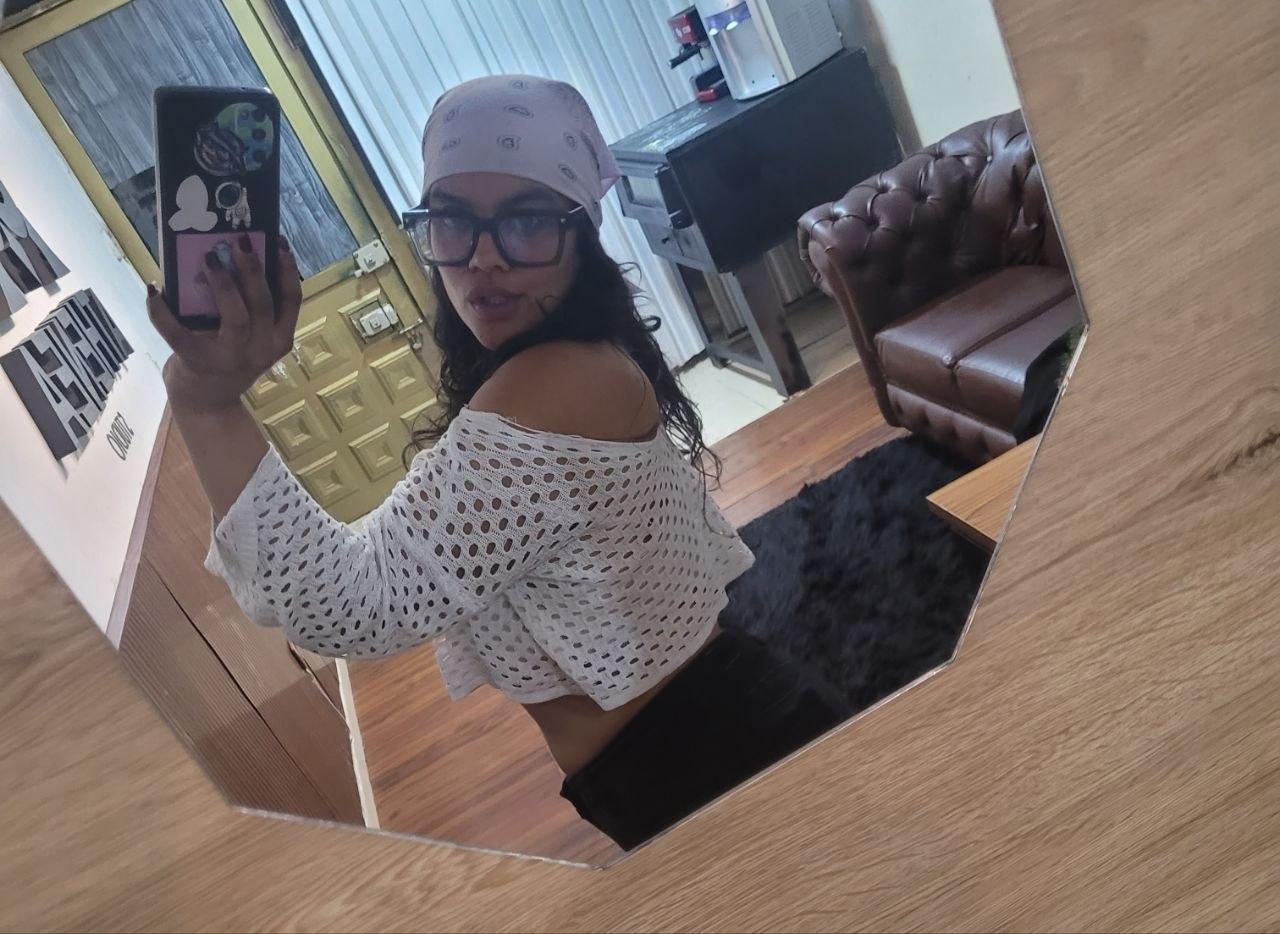 Image of cam model ZiaNoir from XloveCam