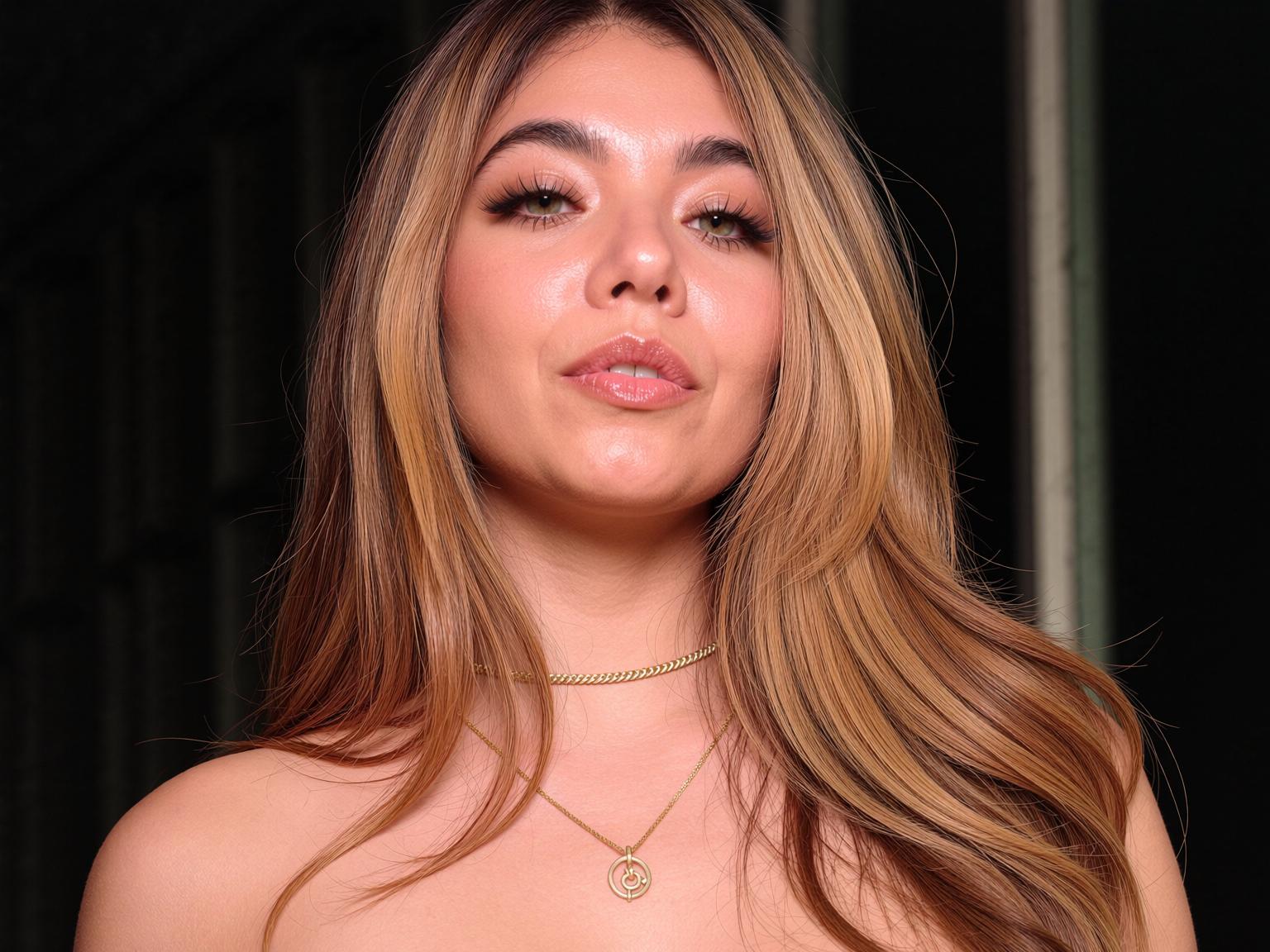 Image of cam model SofieWhite from XloveCam