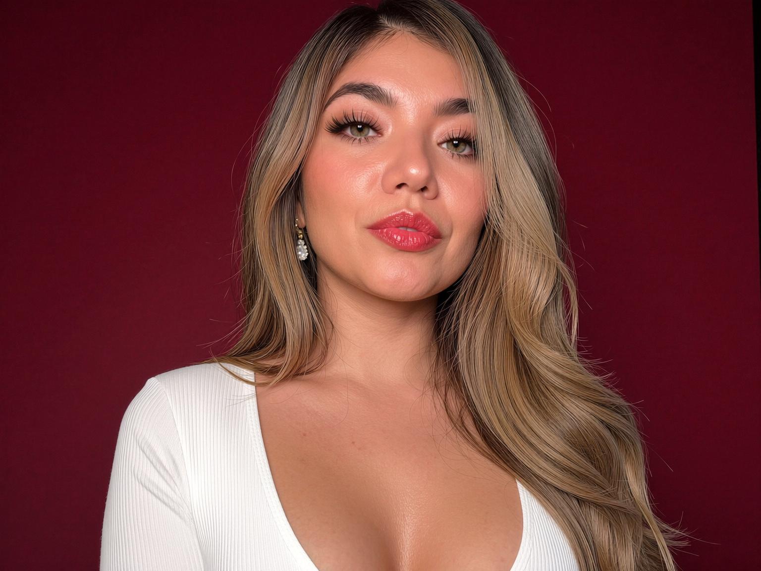 Image of cam model SofieWhite from XloveCam