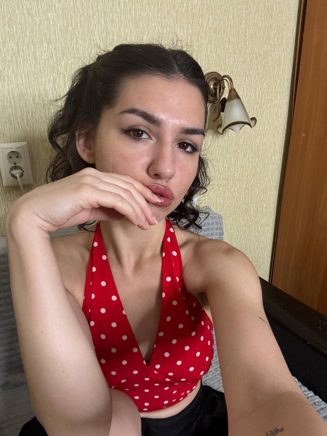 Image of cam model CristieTarvin from XloveCam