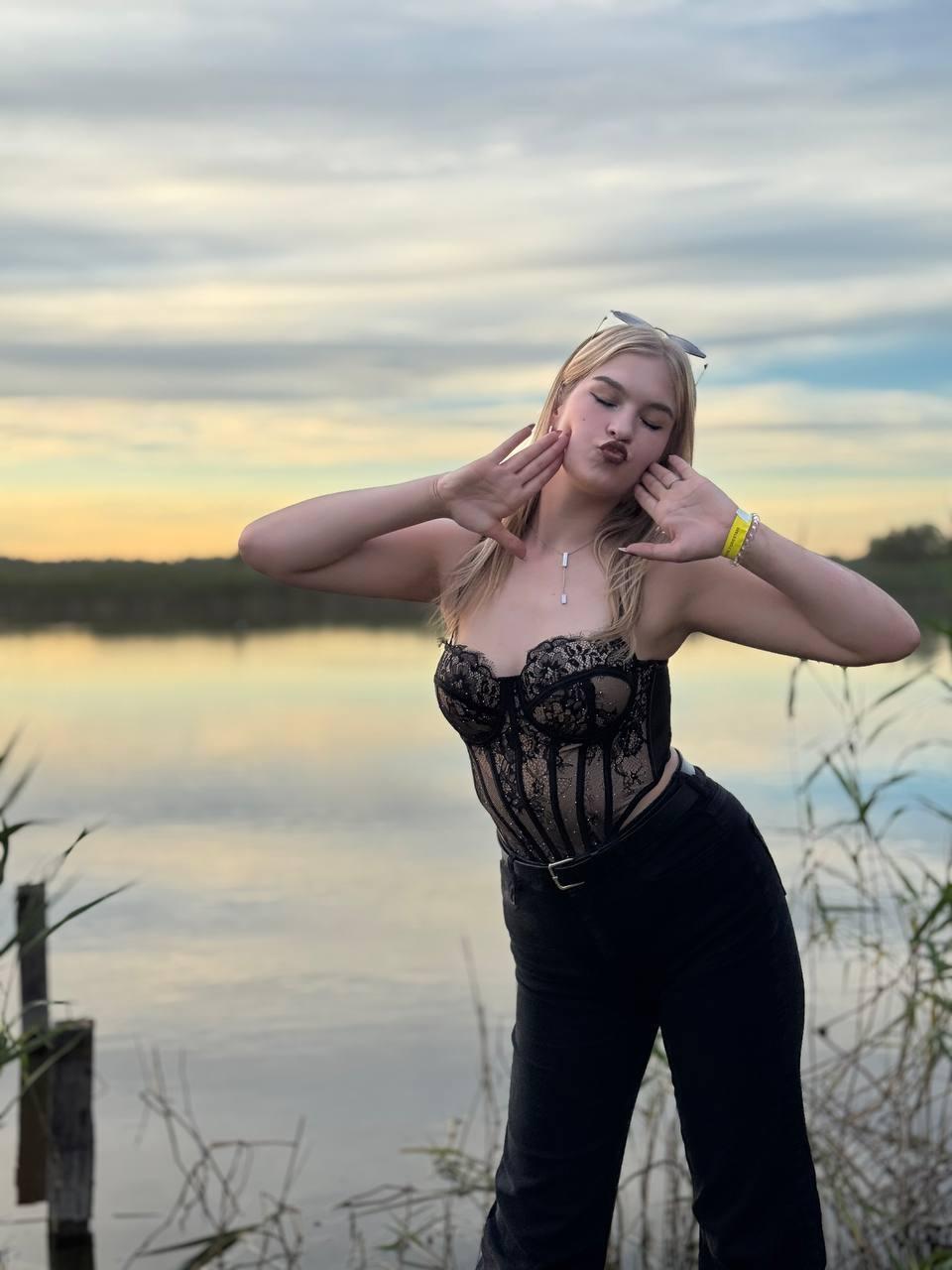 Image of cam model AlinaLemon from XloveCam