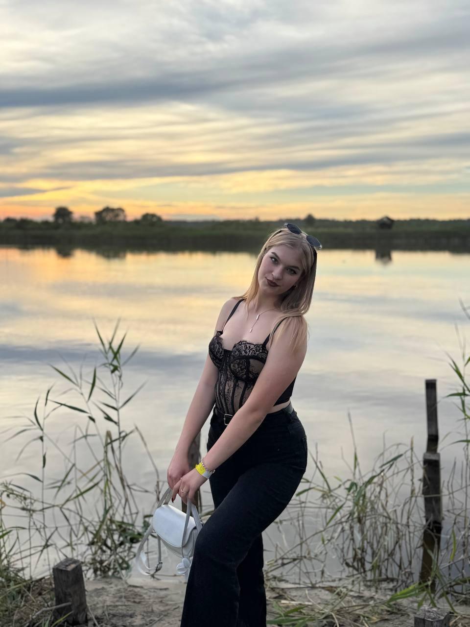 Image of cam model AlinaLemon from XloveCam