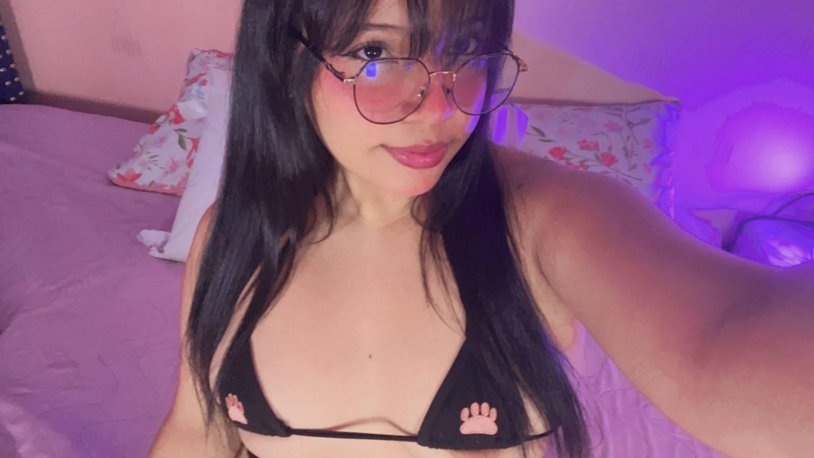 Image of cam model InnocenthaZel from XloveCam