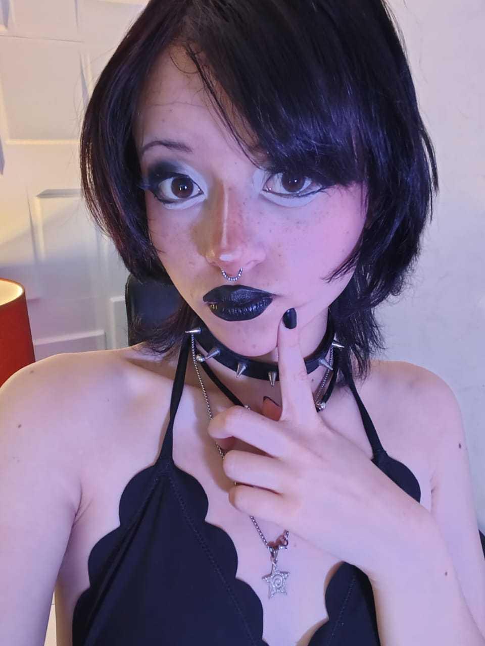 Image of cam model ViolettClay from XloveCam