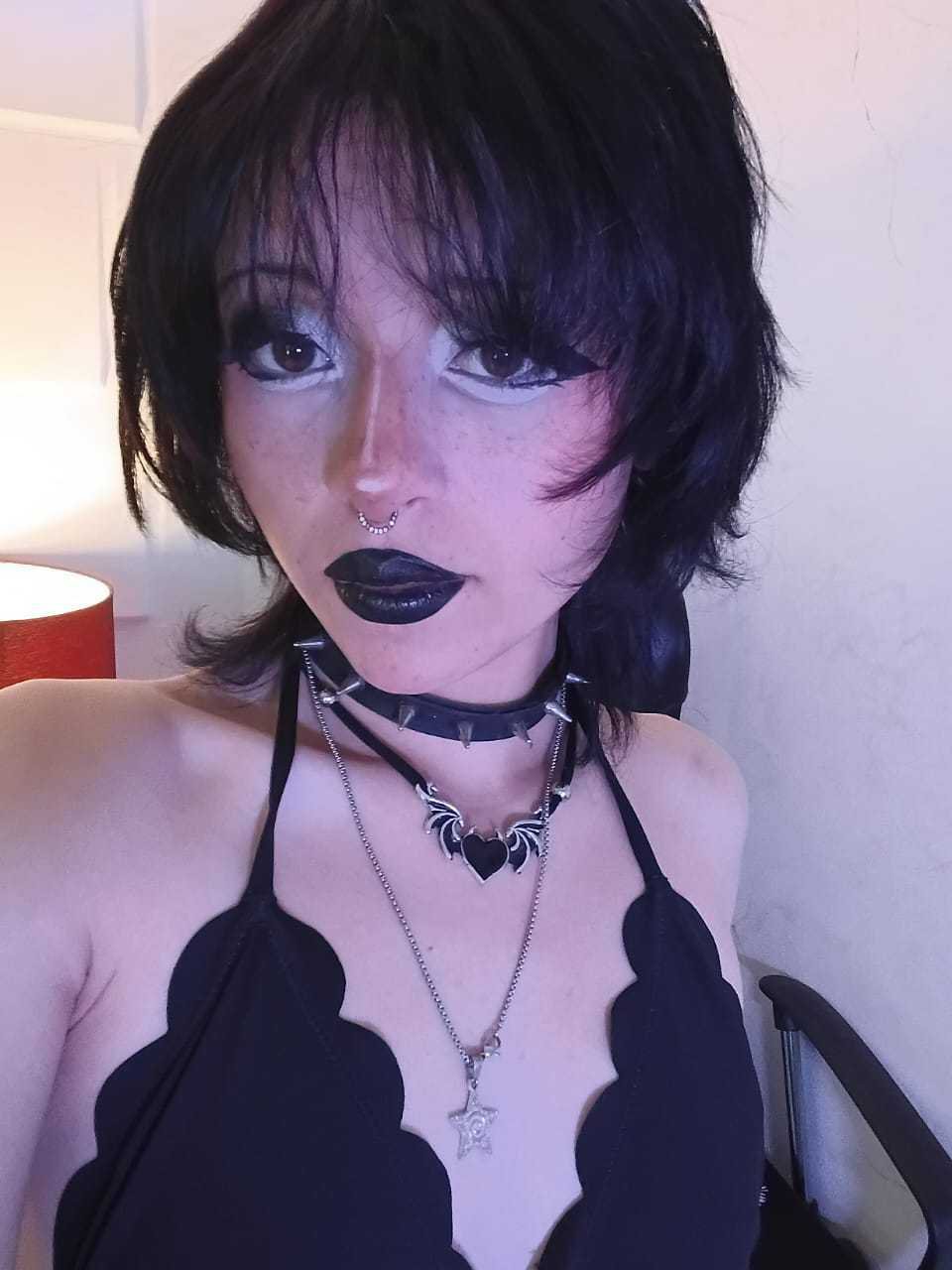 Image of cam model ViolettClay from XloveCam