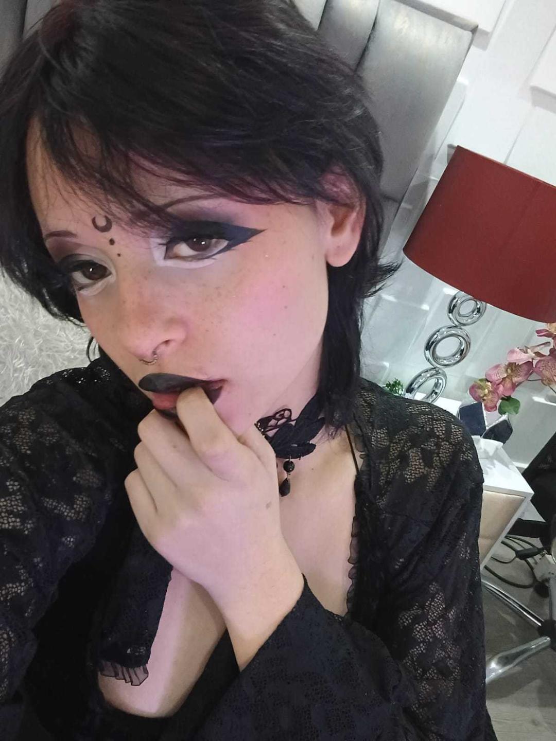 Image of cam model ViolettClay from XloveCam