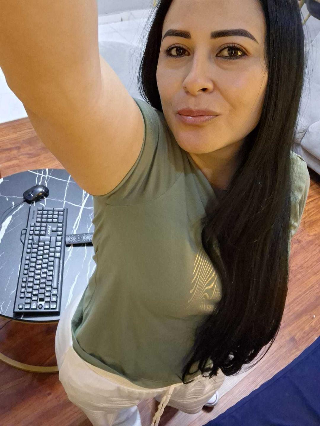Image of cam model MatureeDesiree from XloveCam