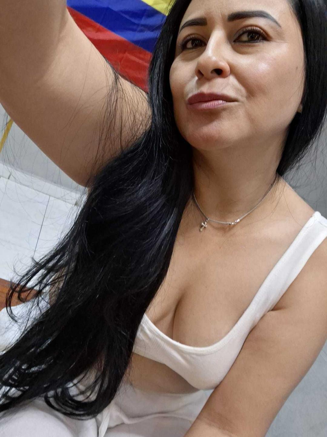 Image of cam model MatureeDesiree from XloveCam