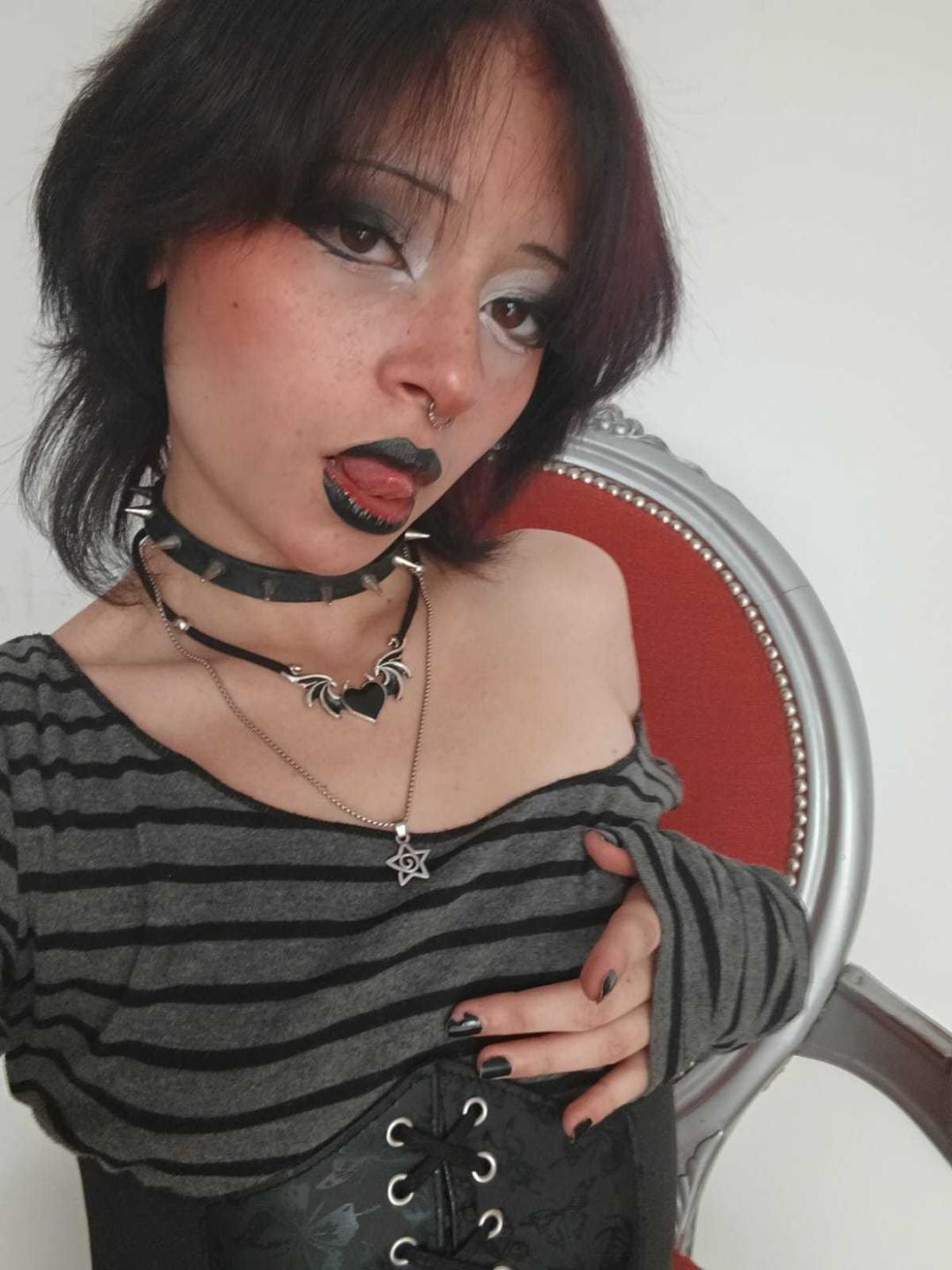 Image of cam model ViolettClay from XloveCam
