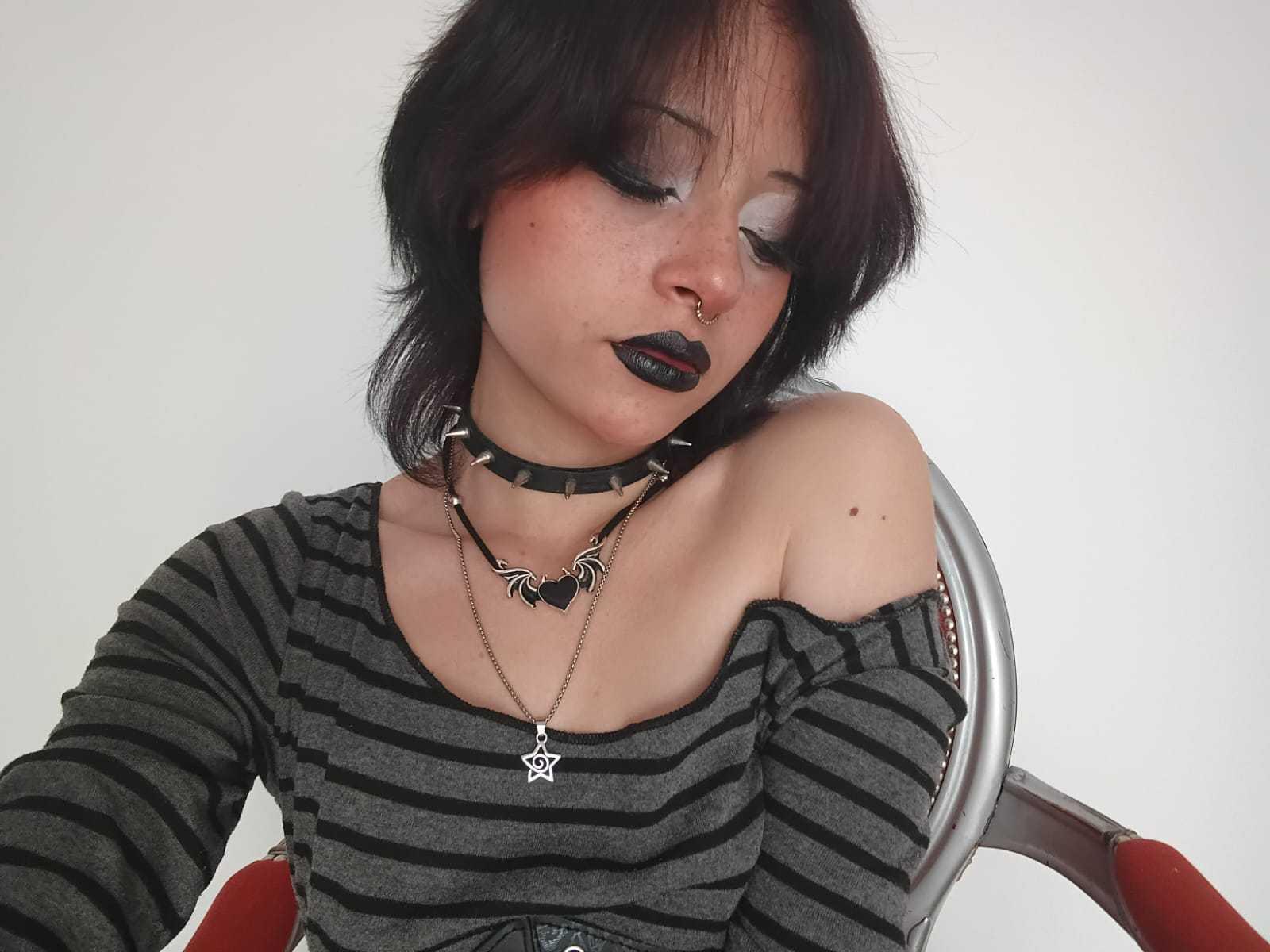 Image of cam model ViolettClay from XloveCam