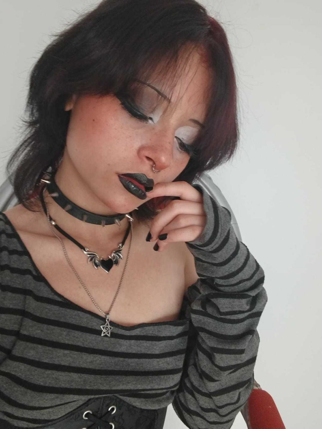 Image of cam model ViolettClay from XloveCam