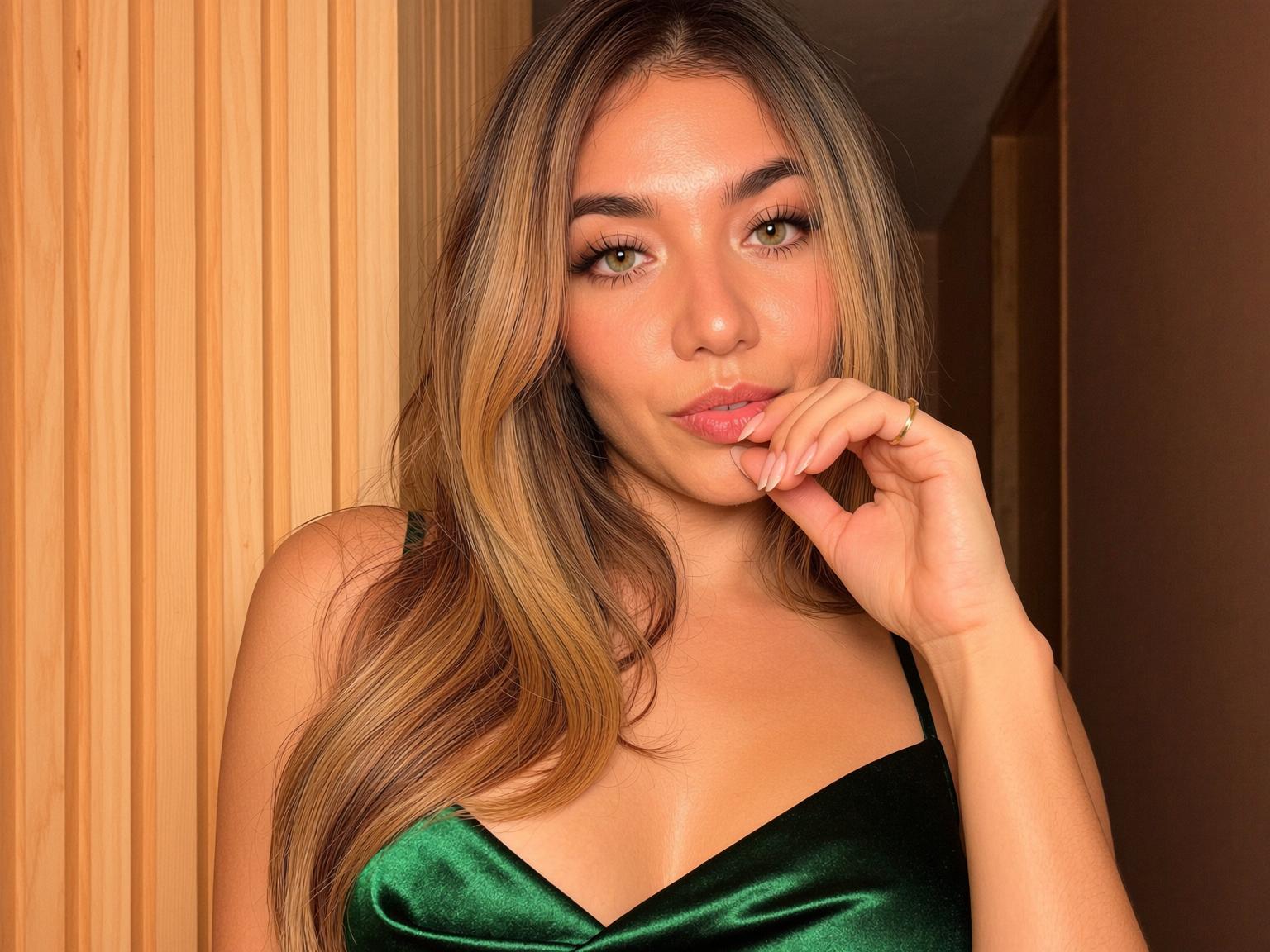 Image of cam model SofieWhite from XloveCam