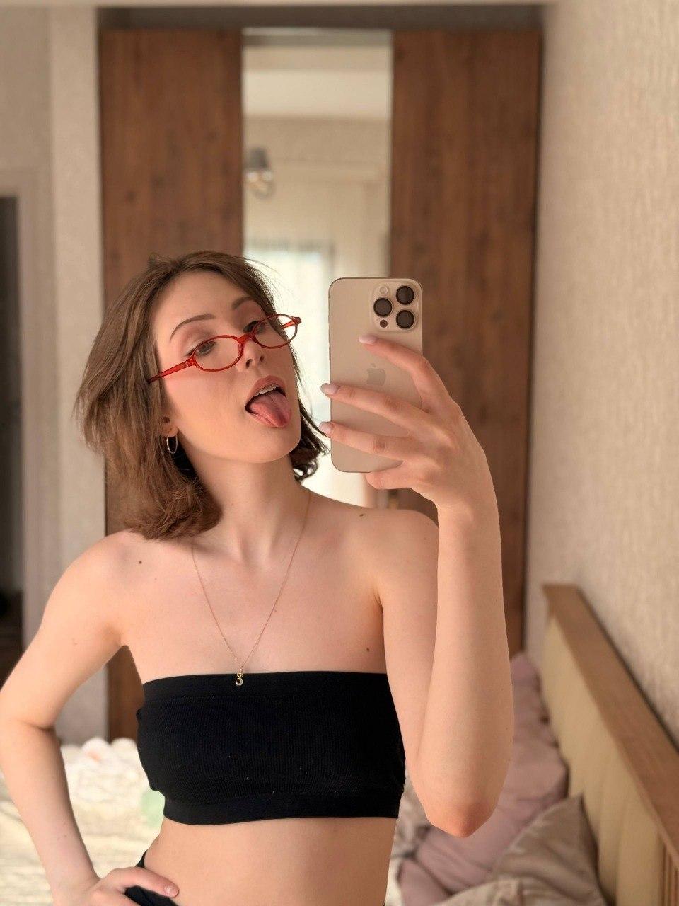 Image of cam model KenaCly from XloveCam