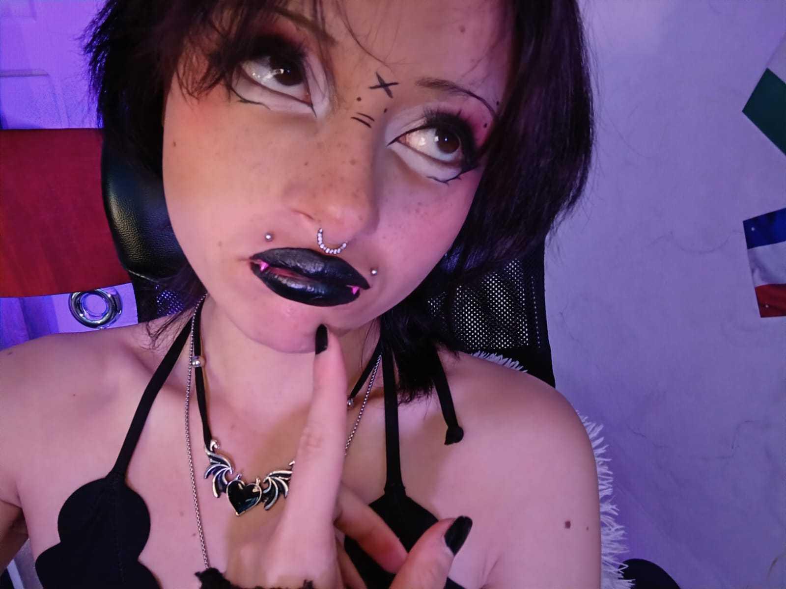 Image of cam model ViolettClay from XloveCam