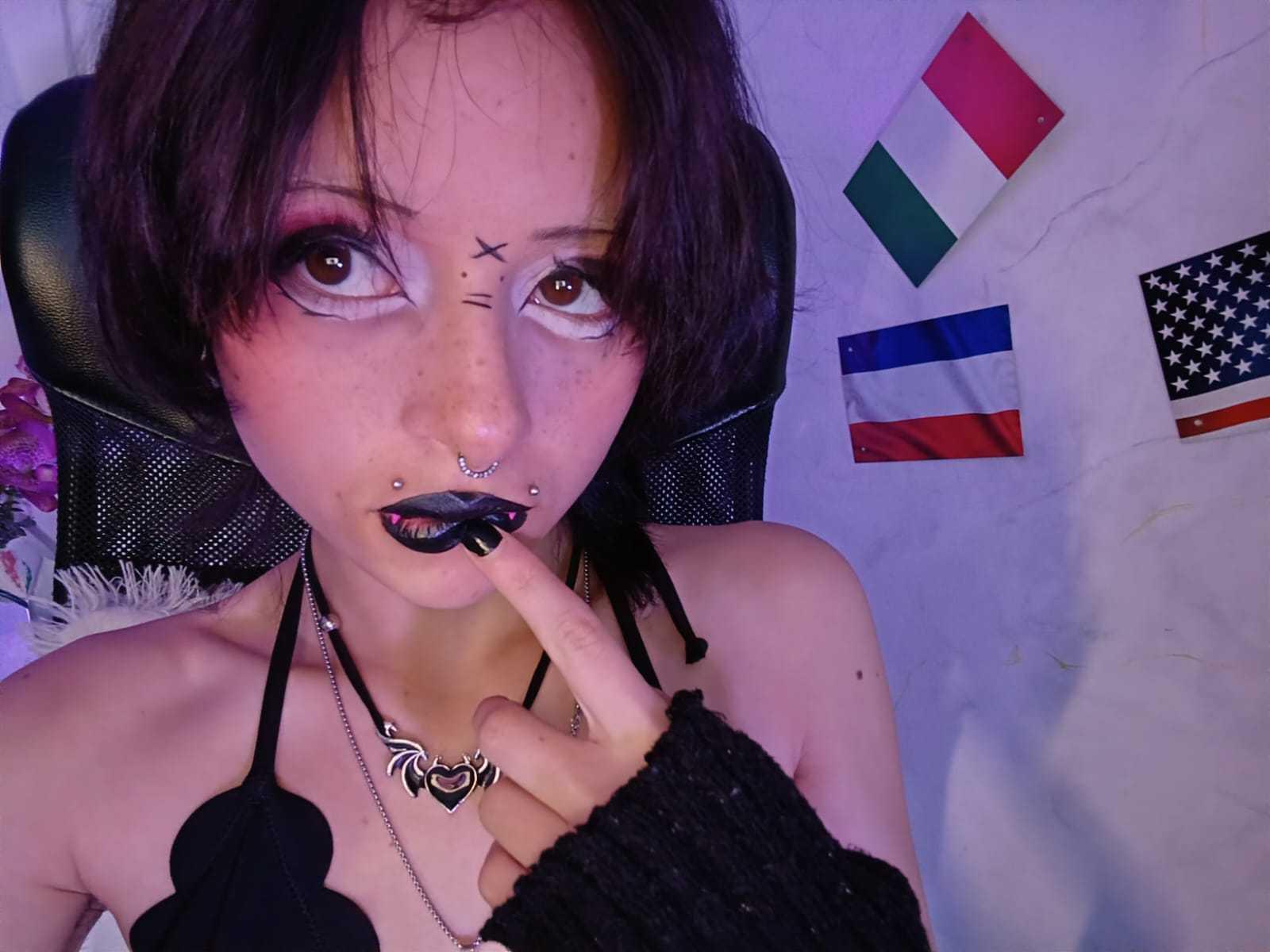 Image of cam model ViolettClay from XloveCam