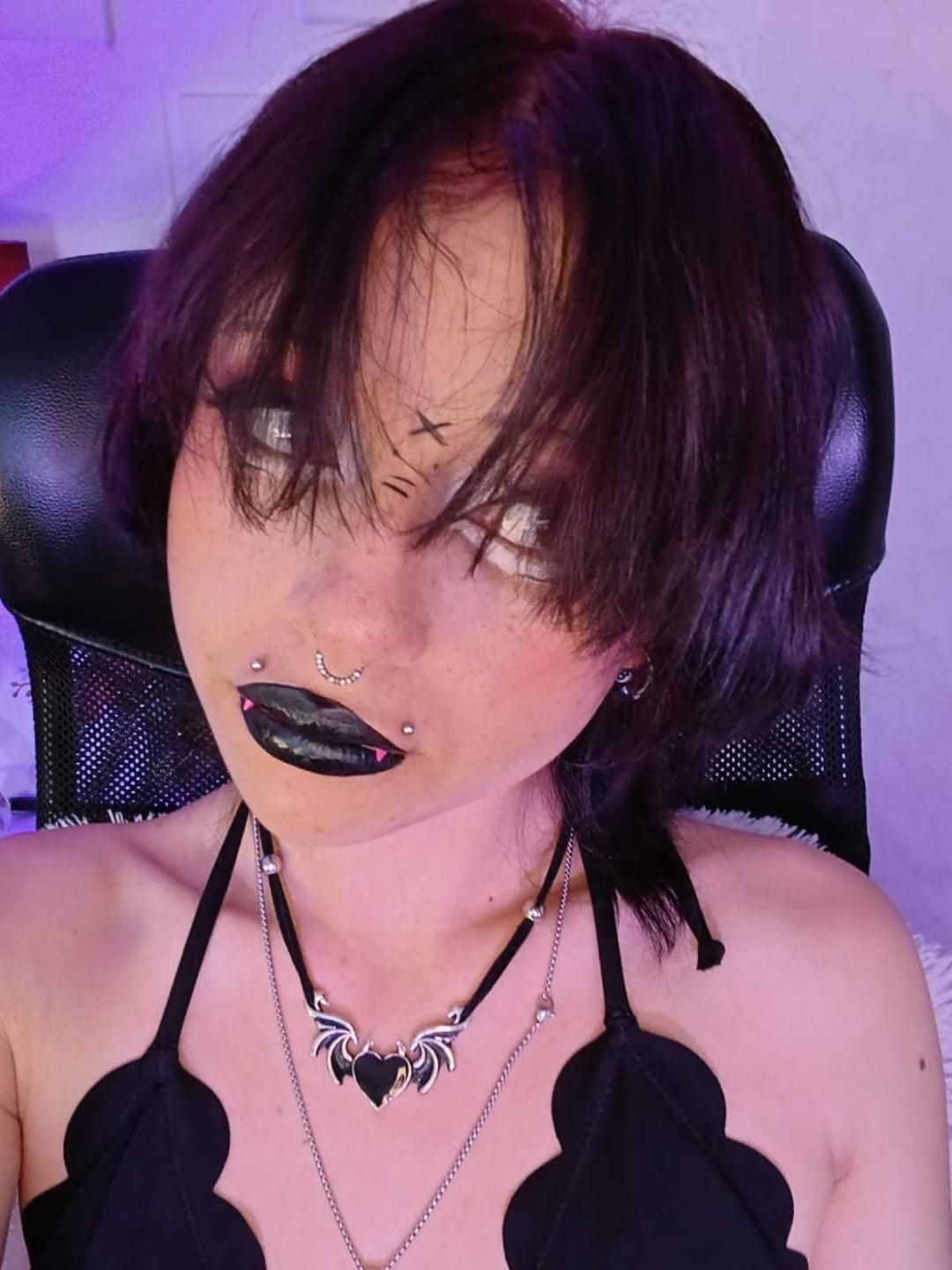 Image of cam model ViolettClay from XloveCam