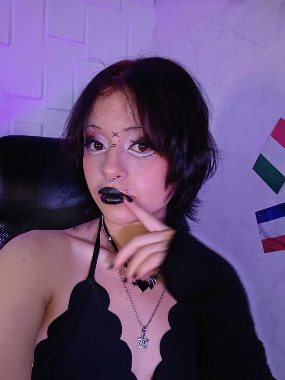 Image of cam model ViolettClay from XloveCam