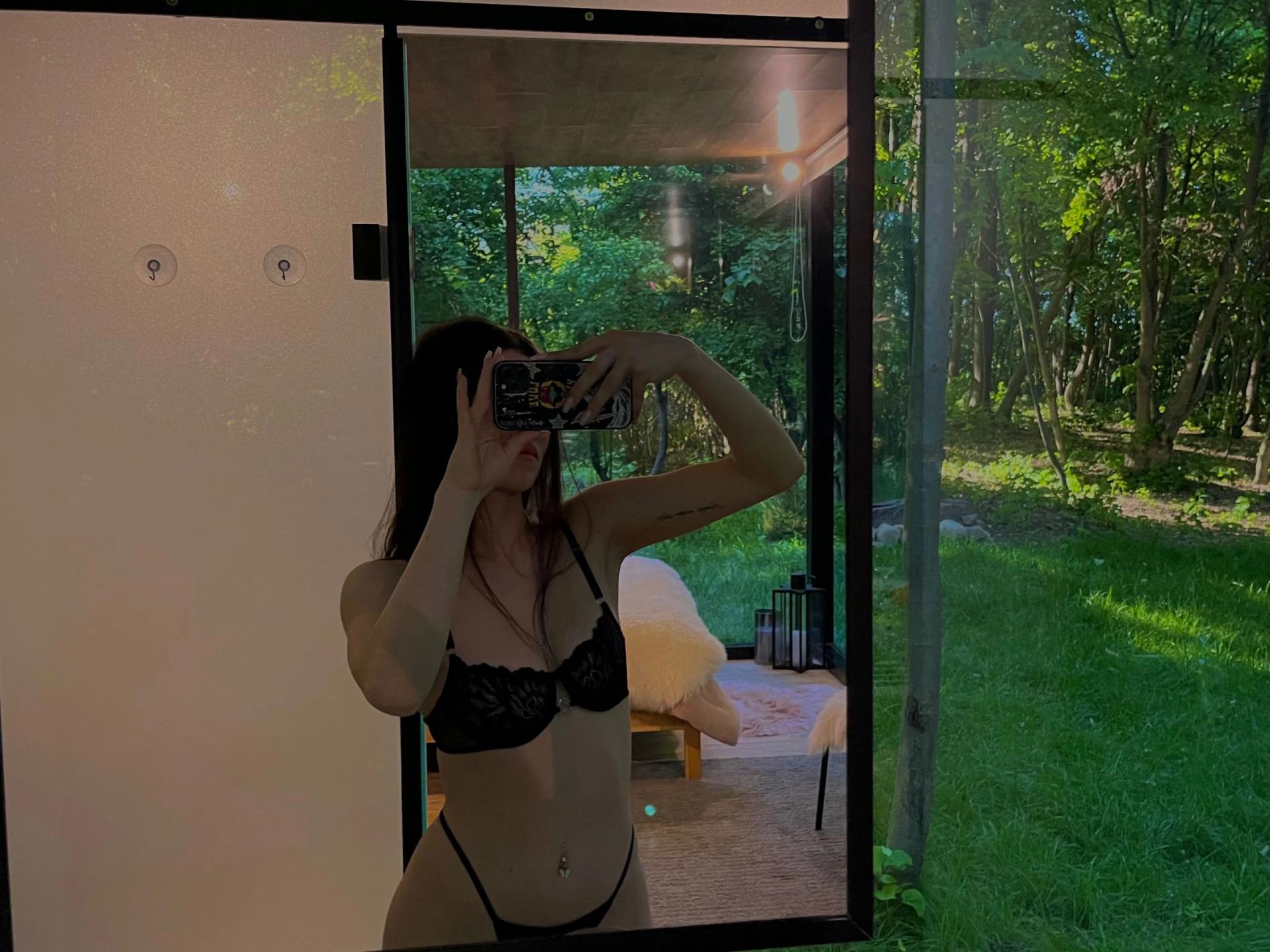 Image of cam model CherryMuse-hot from XloveCam