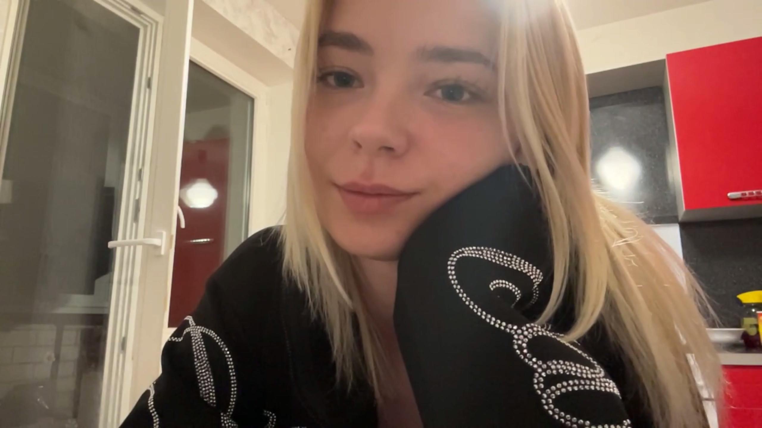 Image of cam model AdrieneDegennaro from XloveCam