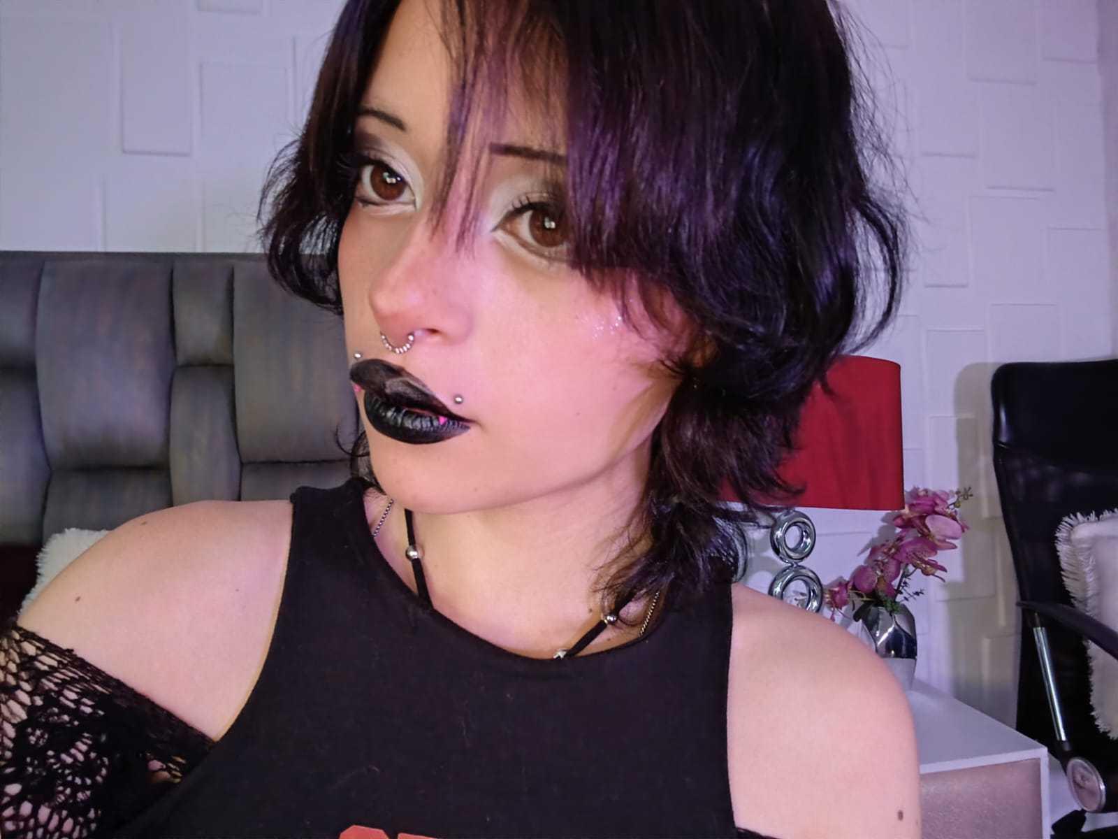 Image of cam model ViolettClay from XloveCam